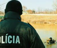 Policajní potápači hľadali včera vražednú zbraň v Malom Dunaji.