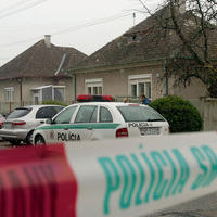 Pri zákroku proti mužovi v Čachticiach zahynul jeden policajt, jeho kolega bol ťažko zranený.