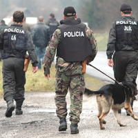 Na snímke policajní psovodi v okolí Polomky pri pátraní po vrahoch.