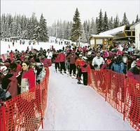 Čerstvý sneh na Štrbskom Plese prilákal cez víkend stovky lyžiarov.
