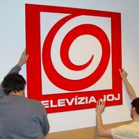 Televízia JOJ si k dnešnému výročiu darovala nové logo.