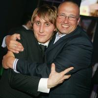 Výkonný riaditeľ TV JOJ Matej Ribanský Sajfu stískal ako najväčší poklad televízie.