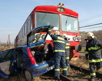 Na zrážku osobného auta s vlakom doplatili Simona (9) a Šimon (6) ťažkými zraneniami.