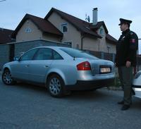 Túto nájdenú audinu, ktorú ukradli v Pezinku, strážil do príchodu svojich kolegov policajt.