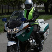 Trnavský policajt na jednom z testovaných motocyklov.