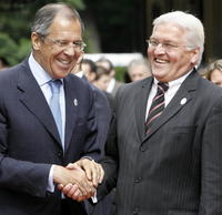 Frank-Walter Steinmeier (vpravo) a Sergey Lavrov (vľavo)