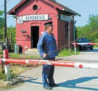 M. Sedmák, keď ručne uzavrie závory, čaká na príchod vlaku od Nitry