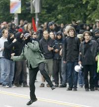 Účastníci pochodu v Rostocku útočili na policajtov zápalnými fľašami a dlažobnými kockami.