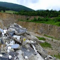 Toto je bývalý kameňolom, kam pred týždňom doviezli ilegálny odpad z Rakúska.