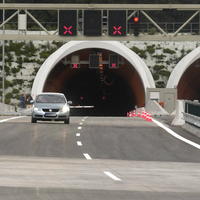 Pohľad na súčasný stav dokončovacích prác na diaľničnom tuneli Sitina v Mlynskej doline v Bratislave.
