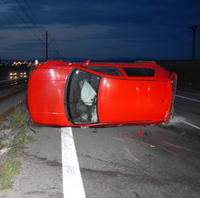 Červený Volkswagen Golf najprv narazil do svahu a odtiaľ ho vyhodilo späť na cestu.