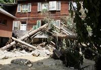 V dedine Eriswil prišla o život jedna staršia žena, keď jej dom v piatok večer zasiahla povodeň.