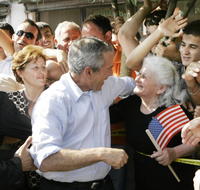 George Bush počas návštevy Albánska v dave ľudí.