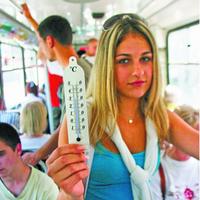 Teplota v rozpálenom trolejbuse je 31 stupňov. „Cestovanie v tejto horúčave je riadne únavné,“ prezradila Katka (17).