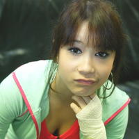 Romana má ruku v obväzoch.