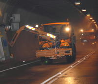 Na snímke je čistenie stien tunela počas momentálne prebiehajúcej údržby tunela Branisko.