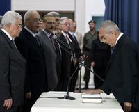 Palestínsky prezident Mahmúd Abbás s členmi novej vlády
