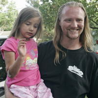 Šťastný otec Michael Klamecki so svojou dcérkou Hannah. Prežila len zázrakom.