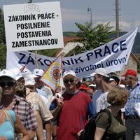 Viac než tri tisícky ľudí sa vydali na protestný pochod k slovenskému parlamentu. Pochod zorganizovala Konfederácia odborových zväzov na podporu novely Zákonníka práce.