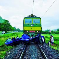 Dopravu na Ivanskej skomplikovala zrážka vlaku s autom
