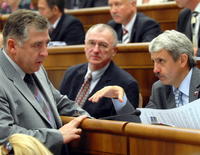 Na snímke poslanec SDKÚ-DS Milan Hort (vľavo) v rozhovore s predsedom strany Mikulášom Dzurindom.