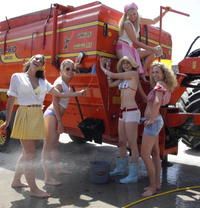 Dievčatá pózovali s ťažkou technikou.