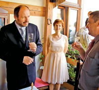 Víno z tokajskej oblasti ochutnal aj primátor František Knapík s kolegom Györgyom Madárom.