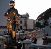 Český herec Pavel Landovský odhalil na Moste slávy mramorovú sochu Charlieho Chaplina.