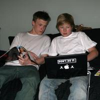 Austin a Blaine  spracúvajú fotky.