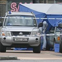 Expert na zneškodnenie výbušnín prehľadáva v centre Londýna auto, v ktorom sa podľa polície nachádzala bomba.