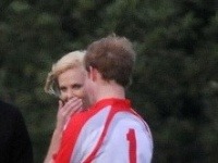 Princ Harry sa zabáva s herečkou Charlize Theron