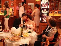 Svadobná hostina sa konala v bare.