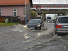 POPRAD - Búrky so silným dažďom a krúpami spôsobili v sobotu popoludní problémy v meste Poprad a jeho okolí. Ulice a cesty v meste zaliala voda, ktorá komplikovala dopravu. Zasahovať museli hasiči pri odčerpávaní vody a uvoľňovaní priepustov.
FOTO Poprad zasiahli prudké búrky: Zaplavené cesty, zasahovali aj hasiči