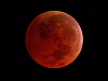 BRATISLAVA - Jeden z najkrajších astronomických úkazov - úplné zatmenie Mesiaca - nastane v pondelok 21. januára, v skorých ranných hodinách. Ako informoval Pavol Rapavý zo Slovenského zväzu astronómov, uvidíme ho takmer v celom priebehu, okrem konca čiastočného zatmenia, ktoré nastáva už počas dňa pod obzorom. Zvýhodnení budú pozorovatelia na západe nášho územia. Je to posledné zatmenie tohto desaťročia, najbližšie bude len čiastočné 16. júla a v úplnom zatmení uvidíme Mesiac až 7. septembra 2025. Slováci, v pondelok sledujte pozoruhodný úkaz: Poslednýkrát v tomto desaťročí!