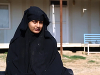 DAMASK - Shamima Begum je len jednou z asi 150 žien, ktoré dobrovoľne odišli zo Spojeného kráľovstva, aby sa v Sýrii pripojili k organizácii Daeš. A hoci časť týchto žien je podľa denníka The Sun zúfalá z činov teroristickej skupiny, mnohé sú voči nej a jej prísnym zákonom stále veľmi lojálne.
Nevesty členov Daeš tvrdia, že žijú v Sýrii dokonalý život: VIDEO Ich deti jedia burinu, aby prežili