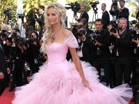 Adriana Sklenařiková na nedávnom festivale v Cannes zaujala róbou ružovej farby.