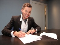 Michal Pilip pri podpise zmluvy s firmou Nory Mojsejovej.
