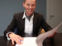 Michal Pilip pri podpise pracovnej zmluvy.