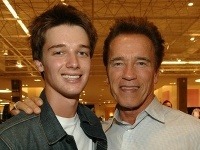 Arnold Schwarzenegger so synom Patrickom