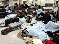 Tisíce pasažierov uviazlo na letiskách