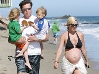 Tehotná Tori Spelling s rodinou na pláži