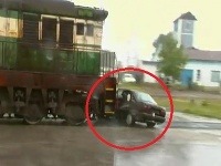 Mohutná lokomotíva tlačila auto niekoľko metrov