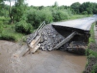 Medzi Dubovou a Častou stavajú provizórny most