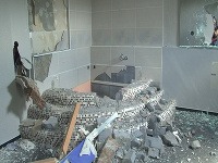 Zdemolovaná kúpeľňa