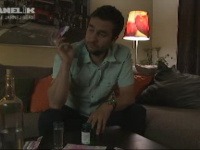 Vladimír Kobielsky ako Jakub Švehla: peniaze ho netešia, popíja alkohol a pripravenú má fľaštičku s liekmi. 