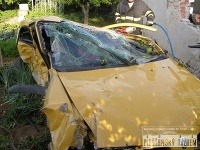 V Renaulte zostali po nehode dve osoby zakliesnené