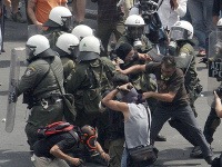 Atény sa ponorili do 48-hodinového štrajku