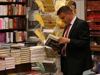 Branislav Záhradník sa po obede zastavil v kníhkupectve. 