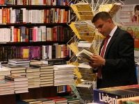 Záhradníka zaujala aj zadná obálka knihy, zrejme recenzie. 