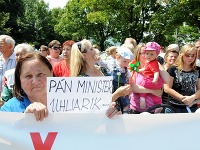 Protest pred nemocnicou v Partizánskom